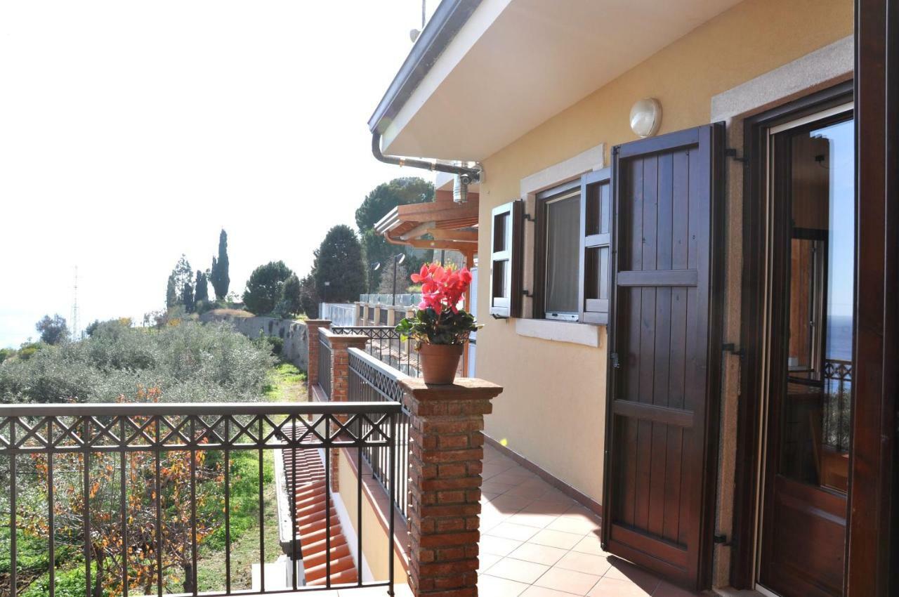 Villa Gemma Di Mare 圣泰雷萨迪里瓦 外观 照片