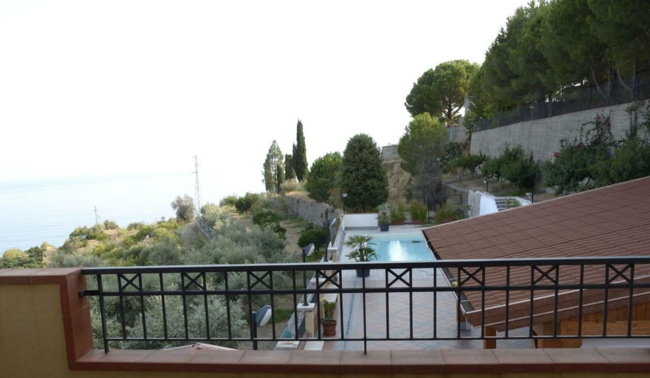 Villa Gemma Di Mare 圣泰雷萨迪里瓦 外观 照片